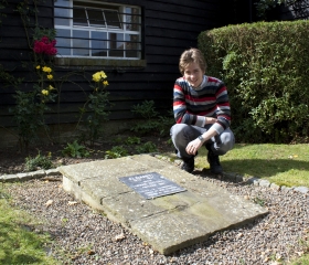Ciaran Brown by Aldaniti's grave at Barkfold Manor