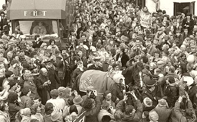 Findon villagers turn out in force to welcome Aldaniti home after his Grand National win!