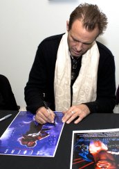 Michael Biehn signing 'Aliens' masterprint at Collectormania event