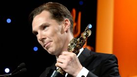 Benedict Cumberbatch with his BAFTA/LA Britannia Award for 'British Artist of the Year' (2013) 