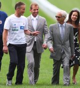 Richard Dunwoody walks the last mile of his 1000 mile challenge along Newmarket's July racecourse, with Lester Piggot