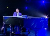 Lee Evans perfoms at the piano