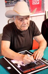 Jake LaMotta signing my 'Raging Bull' masterprint 