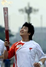 Lang Lang carrying the Beijing Olympic torch in 2008