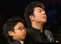 Lang Lang plays a duet with 9 year old Mark Yu at the 2008 Proms