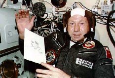 Alexei Leonov with his sketch of Tom Stafford drawn on the Apollo-Soyuz Test  Project