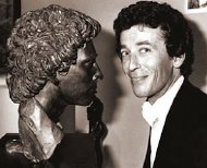 Robert Powell in 1979 with the bronze bust of him by Enzo Plazzotta