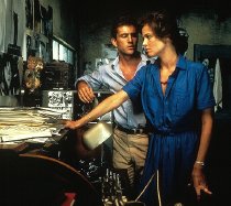 Sigourney Weaver &  Mel Gibson in 'The Year of Living Dangerously' (1982)