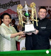 Jimmy White wins the Sangsom 6-red World Grand Prix trophy in Bangkok in 2009